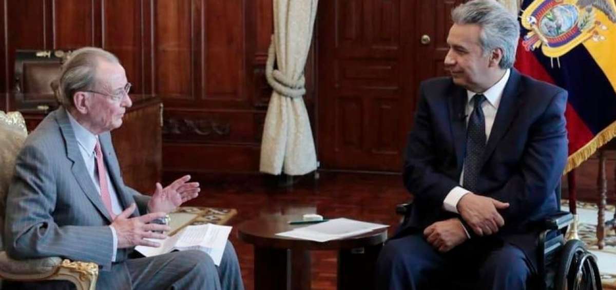 El presidente Len&iacute;n Moreno junto al fil&aacute;ntropo estadounidense William R. Rhodes.