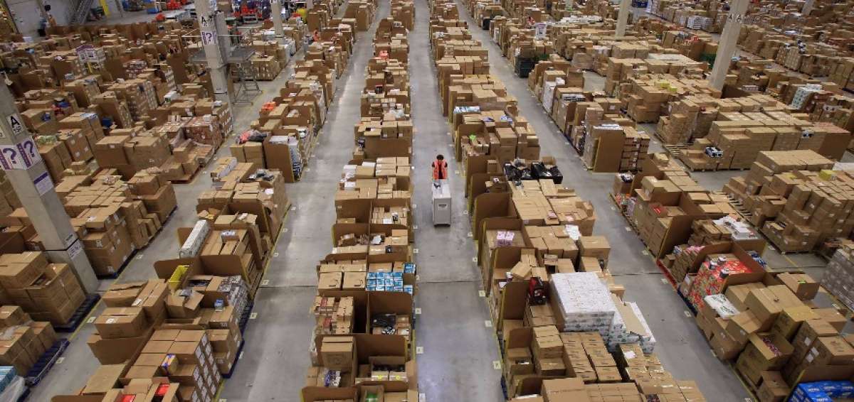 Las bodegas de Amazon, donde se alberga infinidad de art&iacute;culos que se venden en l&iacute;nea y se entregan por correo.