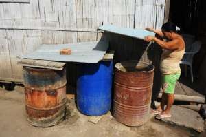 Las autoridades recomiendan a la ciudadan&iacute;a que elimine los posibles criaderos de mosquitos. Foto: Vivian Zambrano / El Tel&eacute;grafo