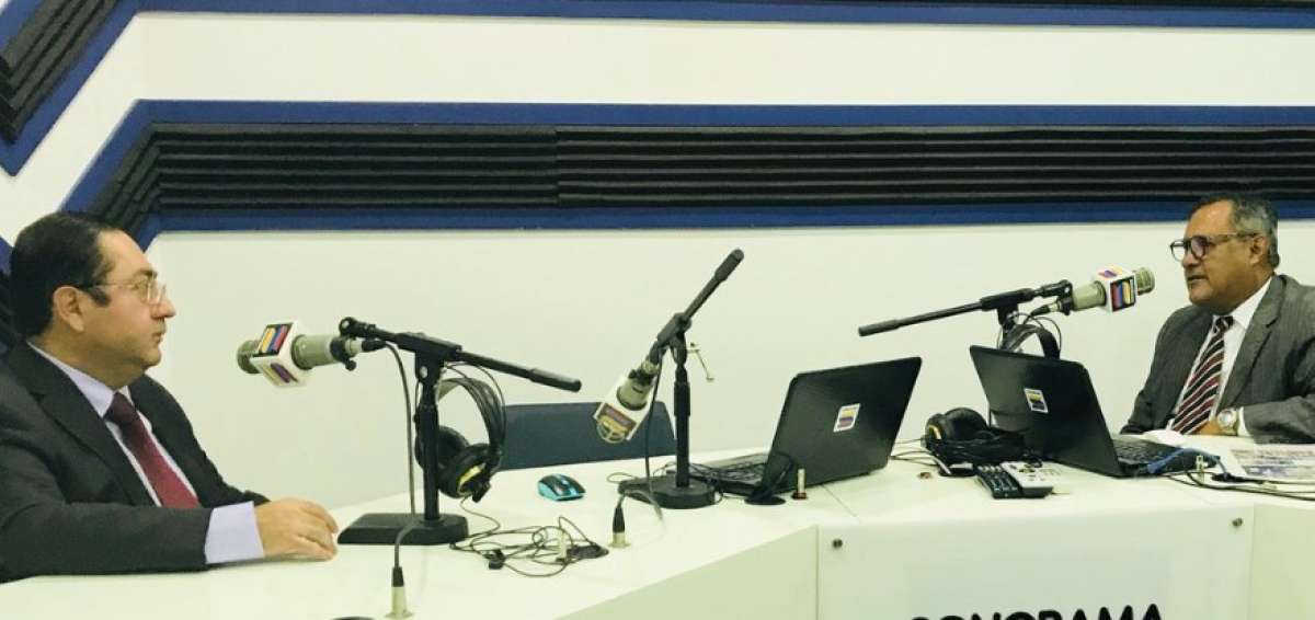 El ministro de Finanzas, Carlos de la Torre (i), durante una entrevista local. 