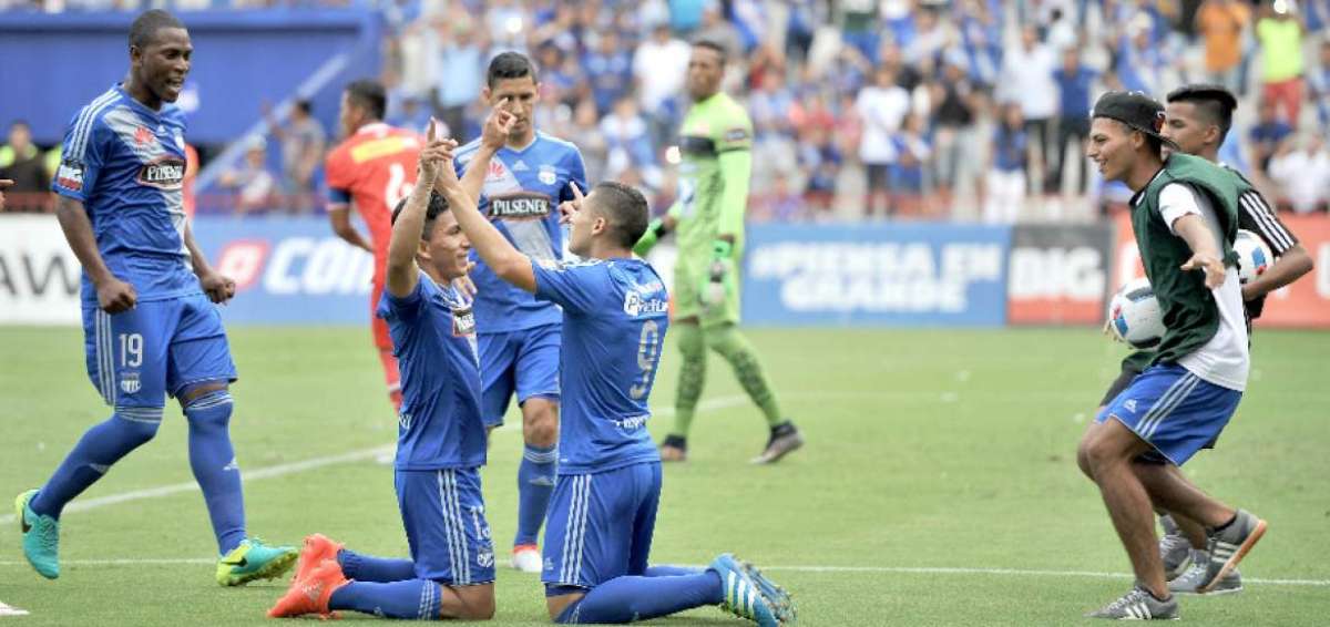 &Aacute;ngel Mena (i) y Cristian Guanca celebran de rodillas uno de los cinco tantos que el &lsquo;Bombillo&rsquo; marc&oacute; a River Ecuador, en el Capwell.