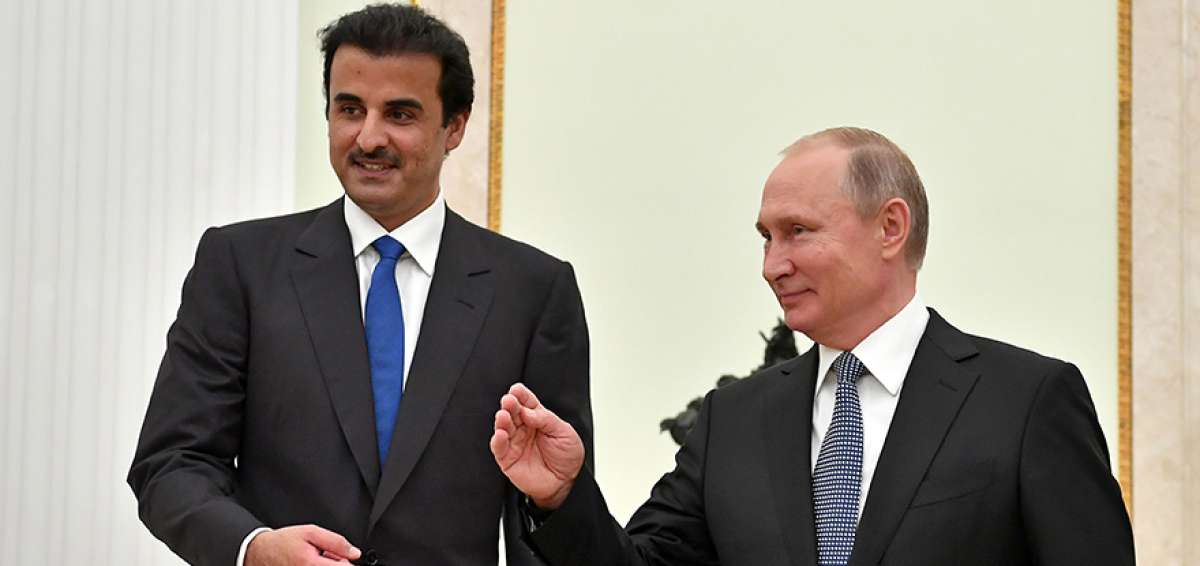 El emir de Catar, Tamim bin Hamad Al Thani (izq.), durante la ceremonia de cambio de mando en el Kremlin; Vlad&iacute;mir Putin, presidente de Rusia, lo recibi&oacute;.