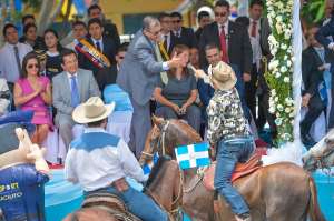 El presidente Rafael Correa presenci&oacute; el desfile por la cantonizaci&oacute;n de Manta. Foto: Rodolfo P&aacute;rraga / EL TEL&Eacute;GRAFO 