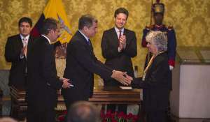 El presidente Rafael Correa entreg&oacute; la medalla que premi&oacute; en primer lugar a Mar&iacute;a del Pilar Bustos en artes. FOTO: Daniel Molineros / El Tel&eacute;grafo
