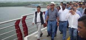 El vicepresidente Jorge Glas durante un recorrido por el nuevo puente peatonal de Muisne.
