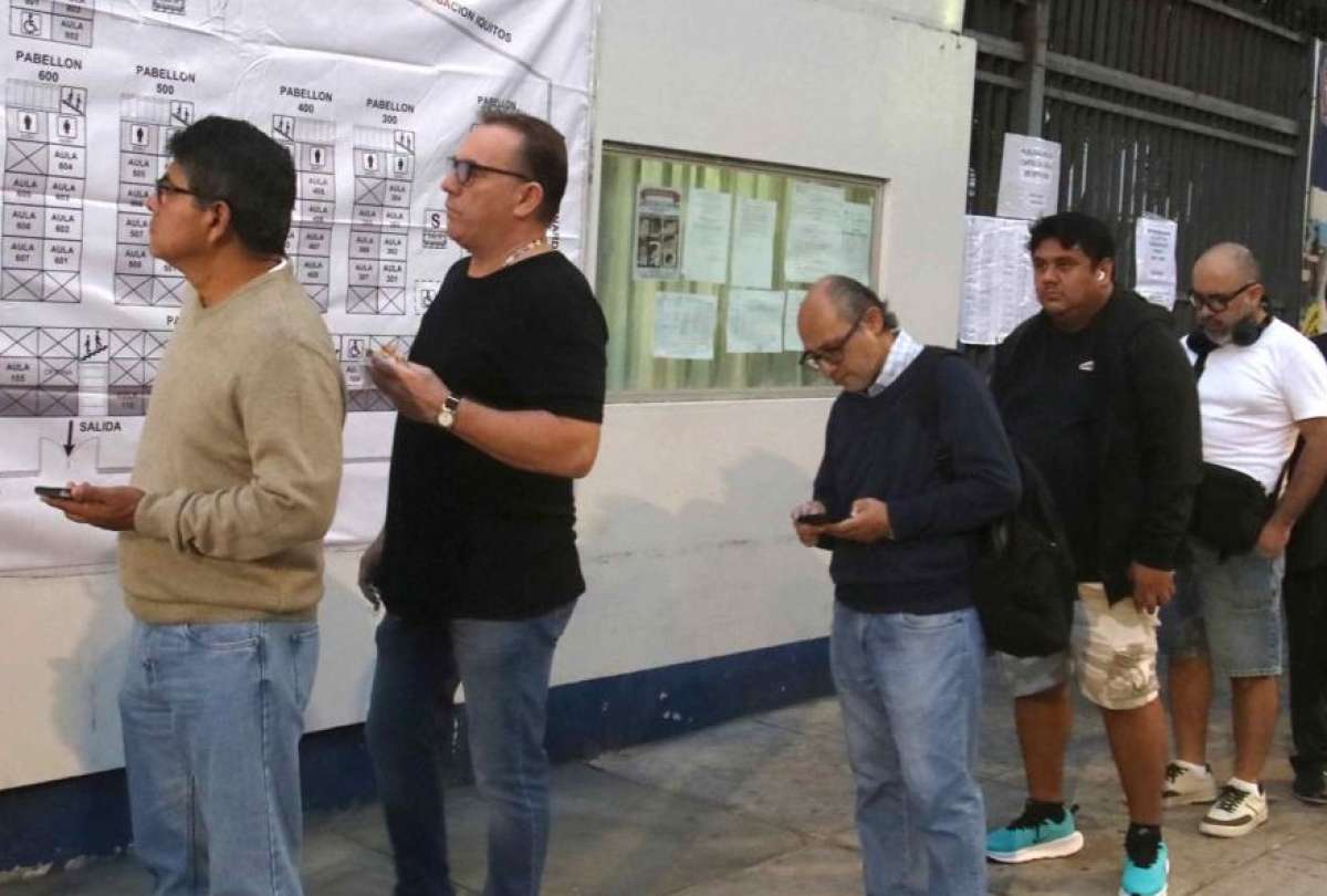 M&aacute;s de 27 millones de peruanos votan en una nueva definici&oacute;n presidencial 