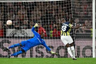 Énner Valencia marcó el gol del empate de penal, en cancha del Rennes