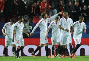 Fernando Llorente (c) levanta su brazo para festejar el gol con el que Sevilla venci&oacute; a la Juve. Foto: AFP