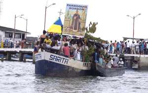 Habitantes de Canchimalero festejan con c&aacute;nticos y m&uacute;sica procesi&oacute;n por el patrono de los pescadores: San Mart&iacute;n de Porres, el Santo Negro. Foto: Adri&aacute;n Freire / El Tel&eacute;grafo