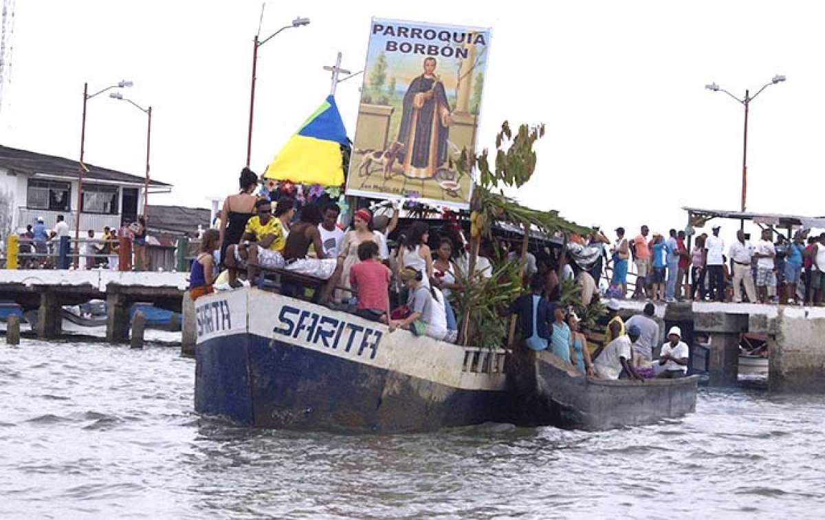 Habitantes de Canchimalero festejan con c&aacute;nticos y m&uacute;sica procesi&oacute;n por el patrono de los pescadores: San Mart&iacute;n de Porres, el Santo Negro. Foto: Adri&aacute;n Freire / El Tel&eacute;grafo