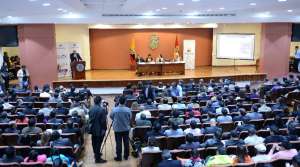 Debates en 3 ciudades sobre enmiendas constitucionales 