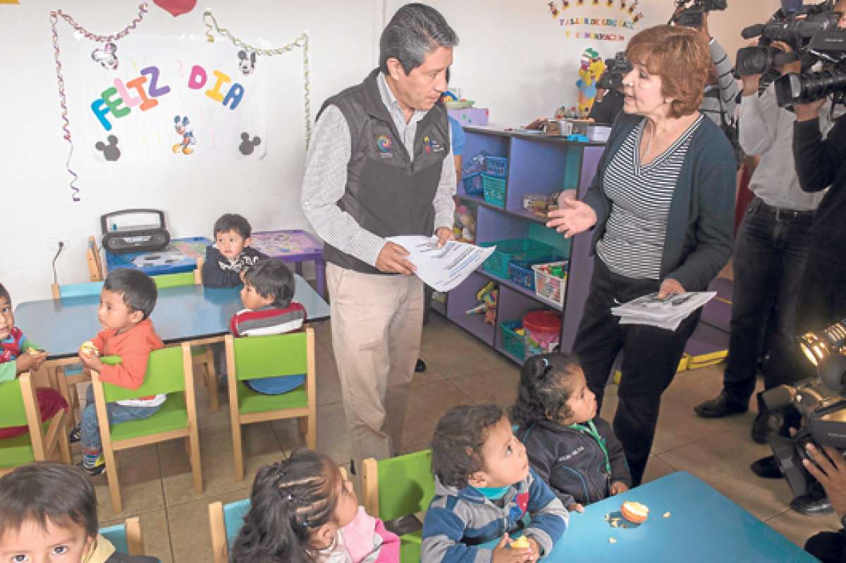 En la inspecci&oacute;n del &lsquo;Guagua Centro&rsquo; de las Casas, las autoridades recorrieron las instalaciones. Este lugar atiende a 40 ni&ntilde;os entre 0 y 3 a&ntilde;os. Foto: Daniel Molineros