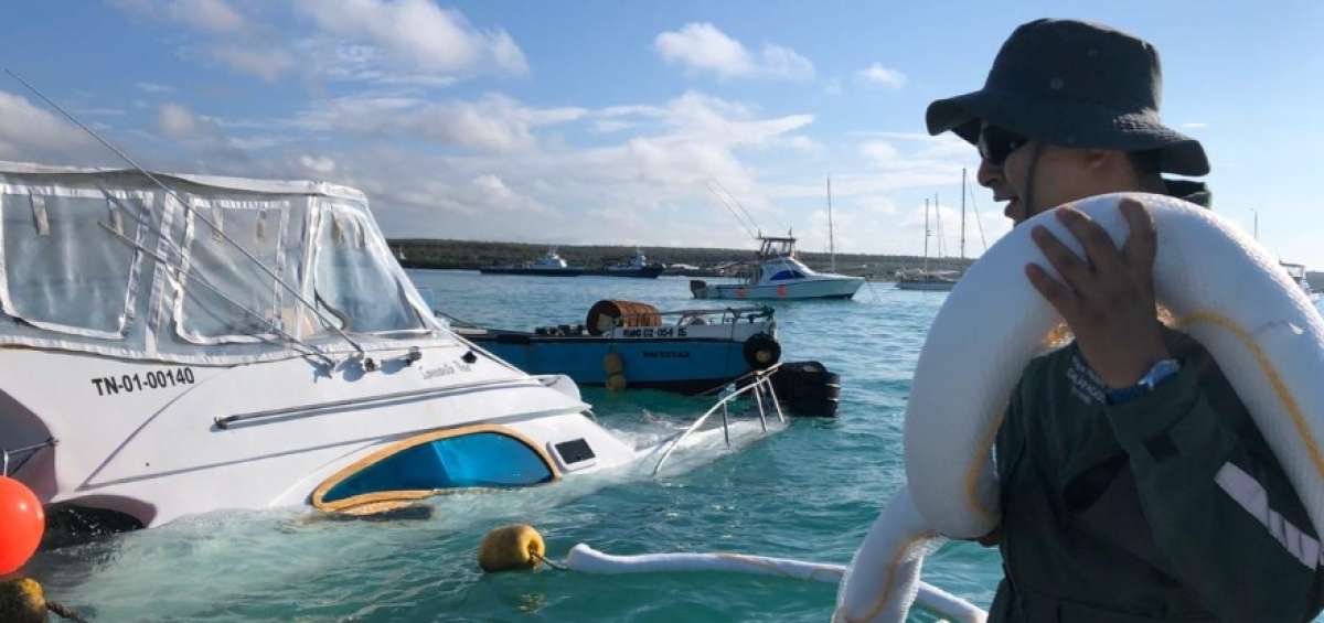 Barreras absorbentes son colocadas alrededor de embarcaci&oacute;n hundida en Gal&aacute;pagos
