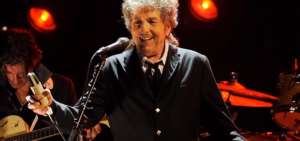 Bob Dylan recibe su premio Nobel de Literatura en Estocolmo