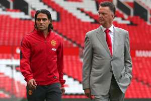 Falcao juega con el equipo reserva del Manchester United