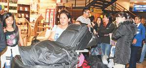 Cientos de personas acuden estos d&iacute;as para recibir a sus familiares en el aeropuerto de Cuenca, los mismos proceden de los Estados Unidos.