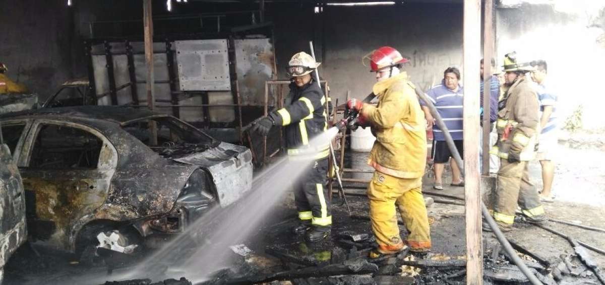Miembros del Cuerpo de Bomberos de Dur&aacute;n controlaron la emergencia. 