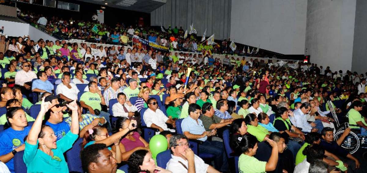 Cientos de personas coparon la Plaza de Artes y Oficios Centro C&iacute;vico, en el sur de Guayaquil
