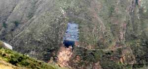 Obreros de la empresa contratista contin&uacute;an con la instalaci&oacute;n de un manto protector del talud.