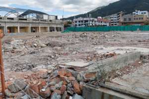 A un costado del parque Bicentenario los restos de contrucciones no permiten el libre paso a los transe&uacute;ntes. Foto: Miguel Jim&eacute;nez / EL TEL&Eacute;GRAFO