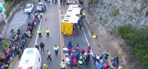 El bus qued&oacute; volcado en la v&iacute;a Cusumba-Cayambe, que fue cerrada mientras se atend&iacute;a a las v&iacute;ctimas.