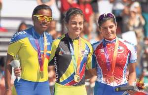 &Iacute;ngrid Factos (cen.), en lo m&aacute;s alto del podio, recoge su tercera y &uacute;ltima medalla en el Panamericano de Patinaje. Foto: Tomado del Facebook &lsquo;Team Factos&rsquo;