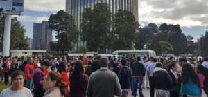 En Quito, empleados de entidades p&uacute;blicas se ubicaron en un lugar seguro.