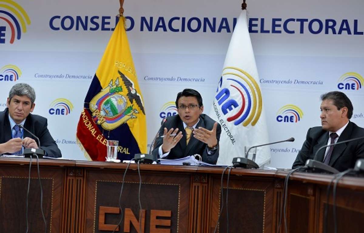 Diego Tello, coordinador de gesti&oacute;n estrat&eacute;gica del CNE (centro), destac&oacute; que se encontraron firmas de menores de edad, as&iacute; como c&eacute;dulas ilegibles. Foto: Alvaro P&eacute;rez/El Tel&eacute;grafo