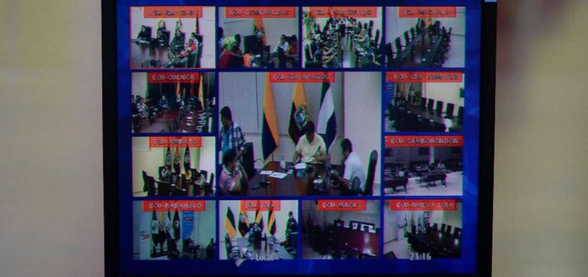 El ministro C&eacute;sar Navas dio el informe de las r&eacute;plicas a trav&eacute;s de una conferencia en el Ecu 911 de Quito. Al mismo tiempo las otras salas de emergencia del pa&iacute;s tambi&eacute;n estaban comunicadas.