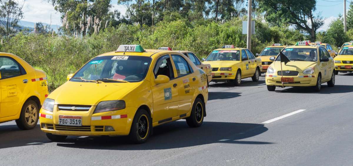 Los taxistas convencionales realizaron caravanas por la ciudad a partir de las 06:30 de ayer.