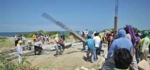 El s&aacute;bado &uacute;ltimo, los comuneros de Engabao, en Playas, derrumbaron los pilares de concreto que Vimare hab&iacute;a levantado para la construcci&oacute;n de casas.