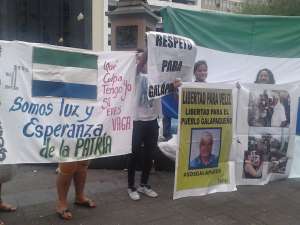 Los ciudadanos insulares levantan sus carteles pidiendo libertad para Eduardo Veliz. Foto: Andr&eacute;s Argudo