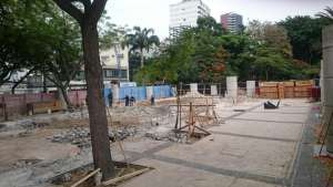 Trabajadores alistan el terreno para que empiece la construcci&oacute;n de la estructura donde funcionar&aacute;n una cafeter&iacute;a y un restaurante. La autorizaci&oacute;n para la ejecuci&oacute;n de estas obras desata cr&iacute;ticas ciudadanas. Foto: Departamento de Fotograf&iacute;a/El Tel&eacute;grafo