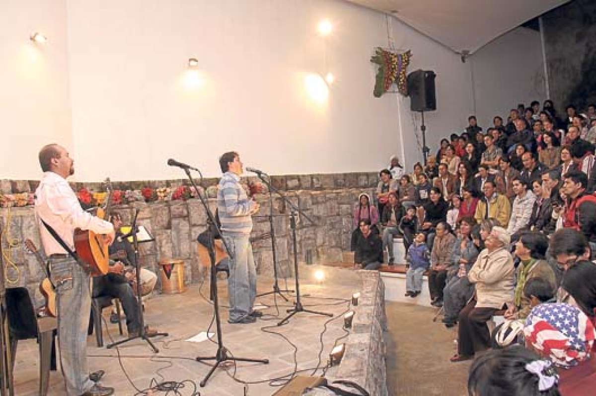 El patio de la Casa del Portal es usado como galer&iacute;a abierta por escultores, pintores, m&uacute;sicos, literatos y otros artistas locales y nacionales. Foto: Roberto Ch&aacute;vez | El Tel&eacute;grafo