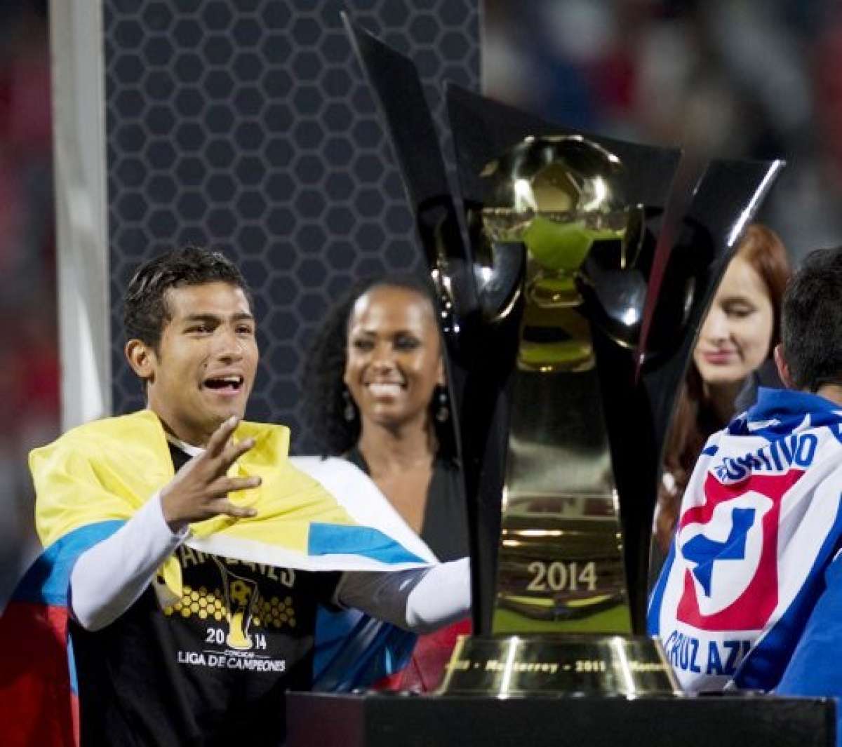 Rojas mostr&oacute; su emoci&oacute;n por haber ganado el trofeo m&aacute;s importante del Caribe, Centro y Norte Am&eacute;rica. Foto: AFP