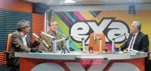 El ministro de Educaci&oacute;n saliente, Milton Luna, durante una entrevista en Radio Democracia. 