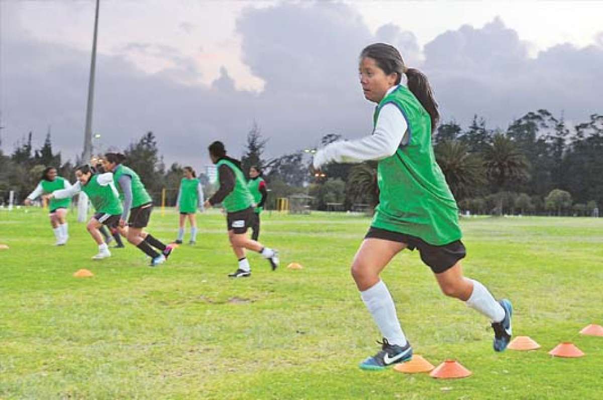 Las jugadoras del Quito F&uacute;tbol Club entrenan en el parque La Carolina de Quito. Debido a sus ocupaciones, solo en horario nocturno pueden asistir a las pr&aacute;cticas. Foto: fotos: Marco Salgado |  El Tel&eacute;grafo