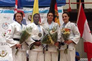 Vanessa Chal&aacute; (segunda desde la izquierda) gan&oacute; oro en el torneo que se disput&oacute; en Montevideo. Foto: Cortes&iacute;a Federaci&oacute;n de Judo.