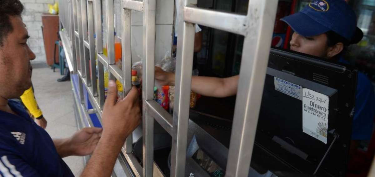 El local de comida El Sanduch&oacute;n, en Guayaquil, es uno de los 12 restaurantes a nivel nacional, donde se puede usar el dinero electr&oacute;nico.