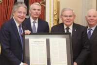 Guillermo Lasso (izq.), presidente de la República, junto con los representantes del Senado de EE.UU.