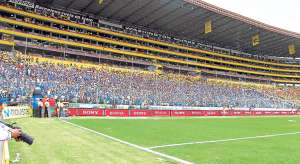 La hinchada de Emelec no podr&aacute; ingresar ma&ntilde;ana a la primera final del torneo en el estadio Monumental. Habitualmente se ubica en el sector de preferencia. Foto: Internet