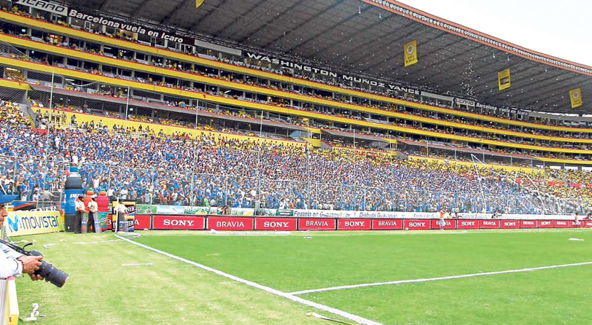 La hinchada de Emelec no podr&aacute; ingresar ma&ntilde;ana a la primera final del torneo en el estadio Monumental. Habitualmente se ubica en el sector de preferencia. Foto: Internet