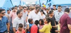 El presidente Rafael Correa durante su visita al albergue en Pedernales. Detr&aacute;s de &eacute;l est&aacute;n las carpas donadas por el gobierno chino.