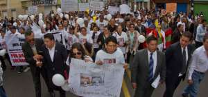 Familiares, amigos y l&iacute;deres barriales participaron en la marcha que recorri&oacute; 15 cuadras.