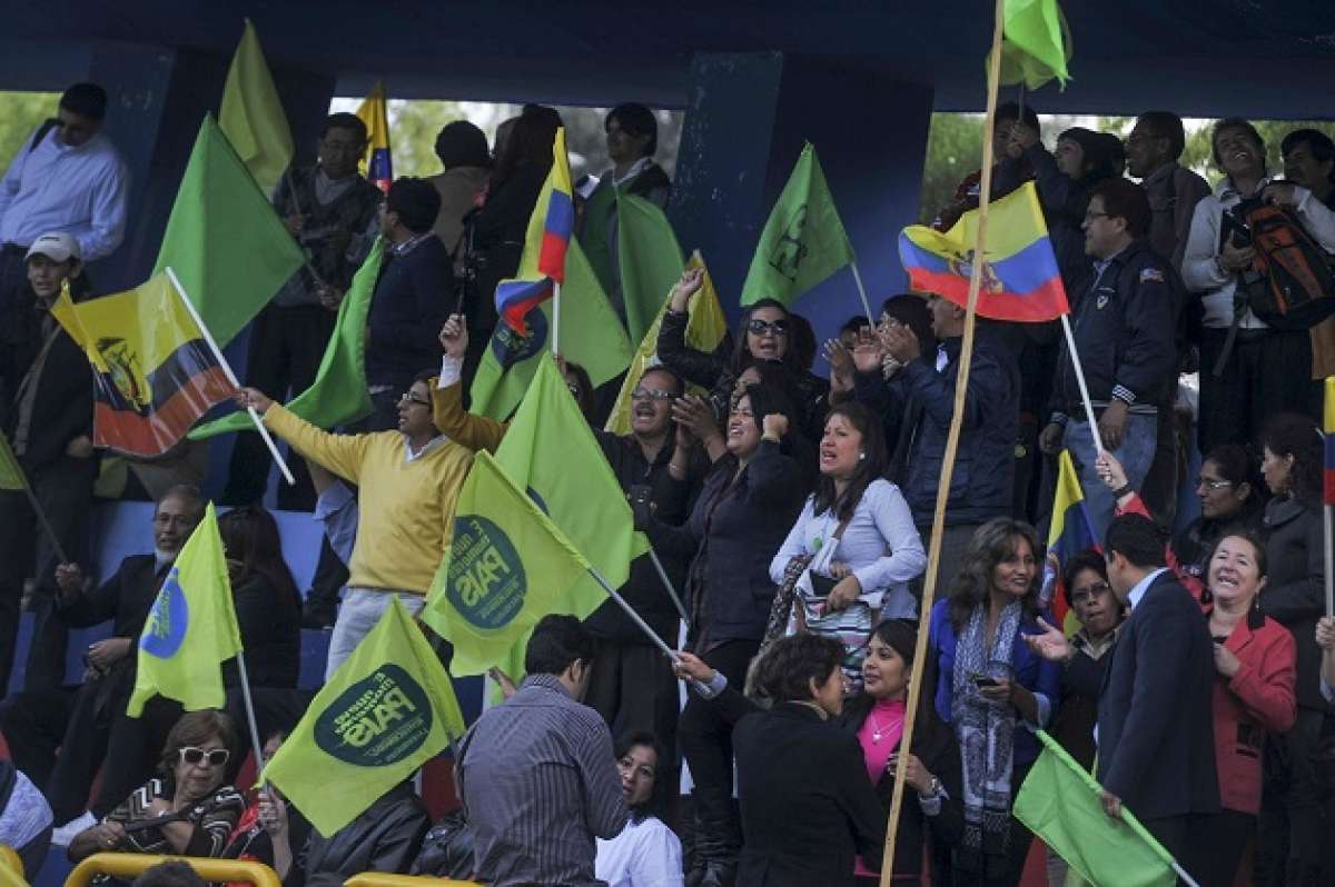 Simpatizantes y militantes de Alianza PAIS se ubicaron a un extremo norte. Foto: Miguel Jim&eacute;nez / El Tel&eacute;grafo 