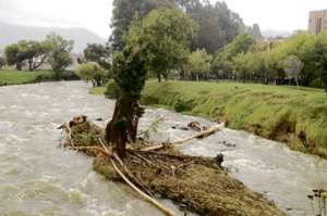 Los caudales de los r&iacute;os permanecen crecidos. El r&iacute;o Tomebamba en la noche del s&aacute;bado arrastr&oacute; materiales. Foto: Jos&eacute; Luis Llivisaca / El Tel&eacute;grafo