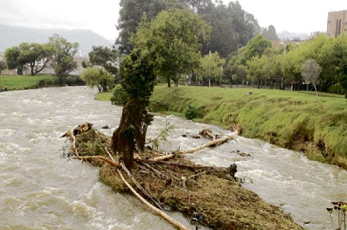 Los caudales de los r&iacute;os permanecen crecidos. El r&iacute;o Tomebamba en la noche del s&aacute;bado arrastr&oacute; materiales. Foto: Jos&eacute; Luis Llivisaca / El Tel&eacute;grafo