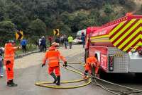 Autoridades supervisan labores de limpieza tras el derrame de diésel en Gualaceo.