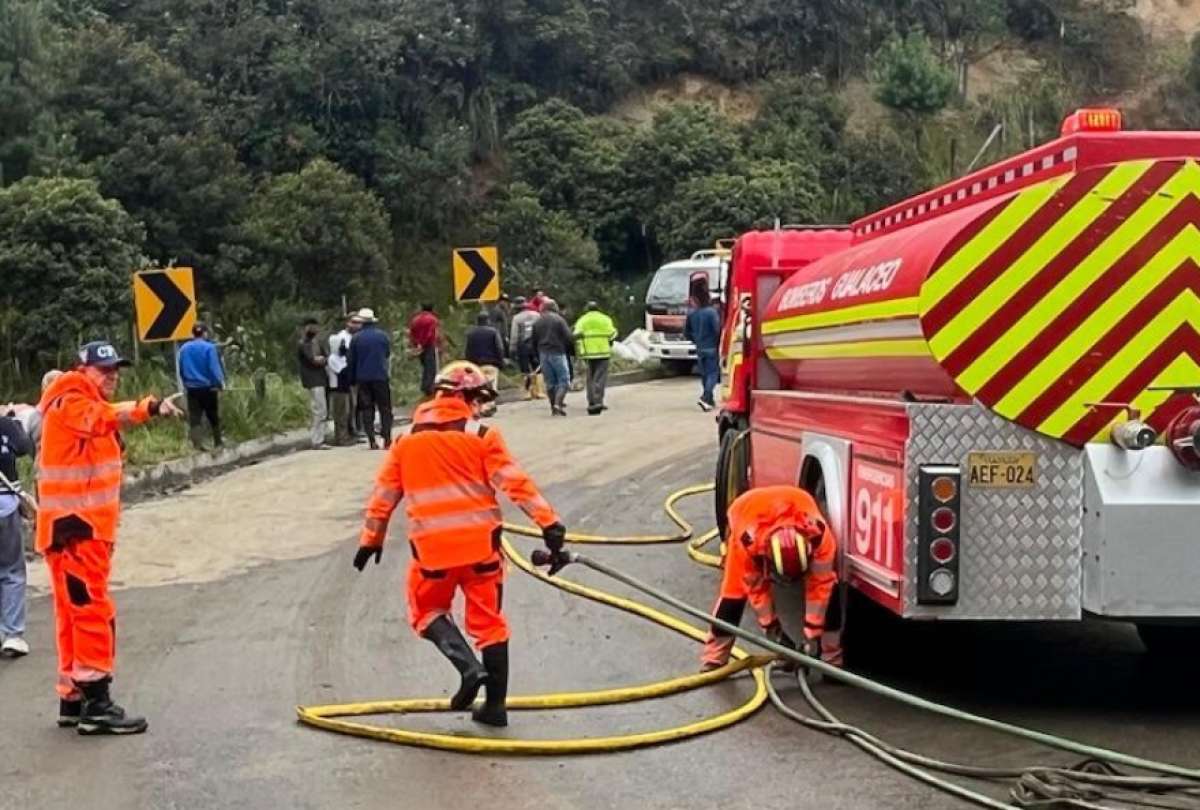 Autoridades supervisan labores de limpieza tras el derrame de diésel en Gualaceo.