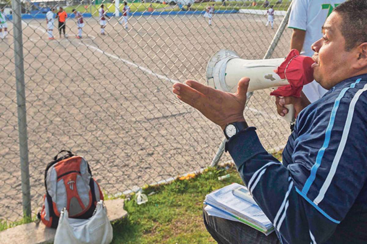 Luis Plaza narr&oacute; el fin de semana pasado un partido de la liga barrial de la Dammer, al norte de Quito. Foto: Miguel Jim&eacute;nez / El Tel&eacute;grafo